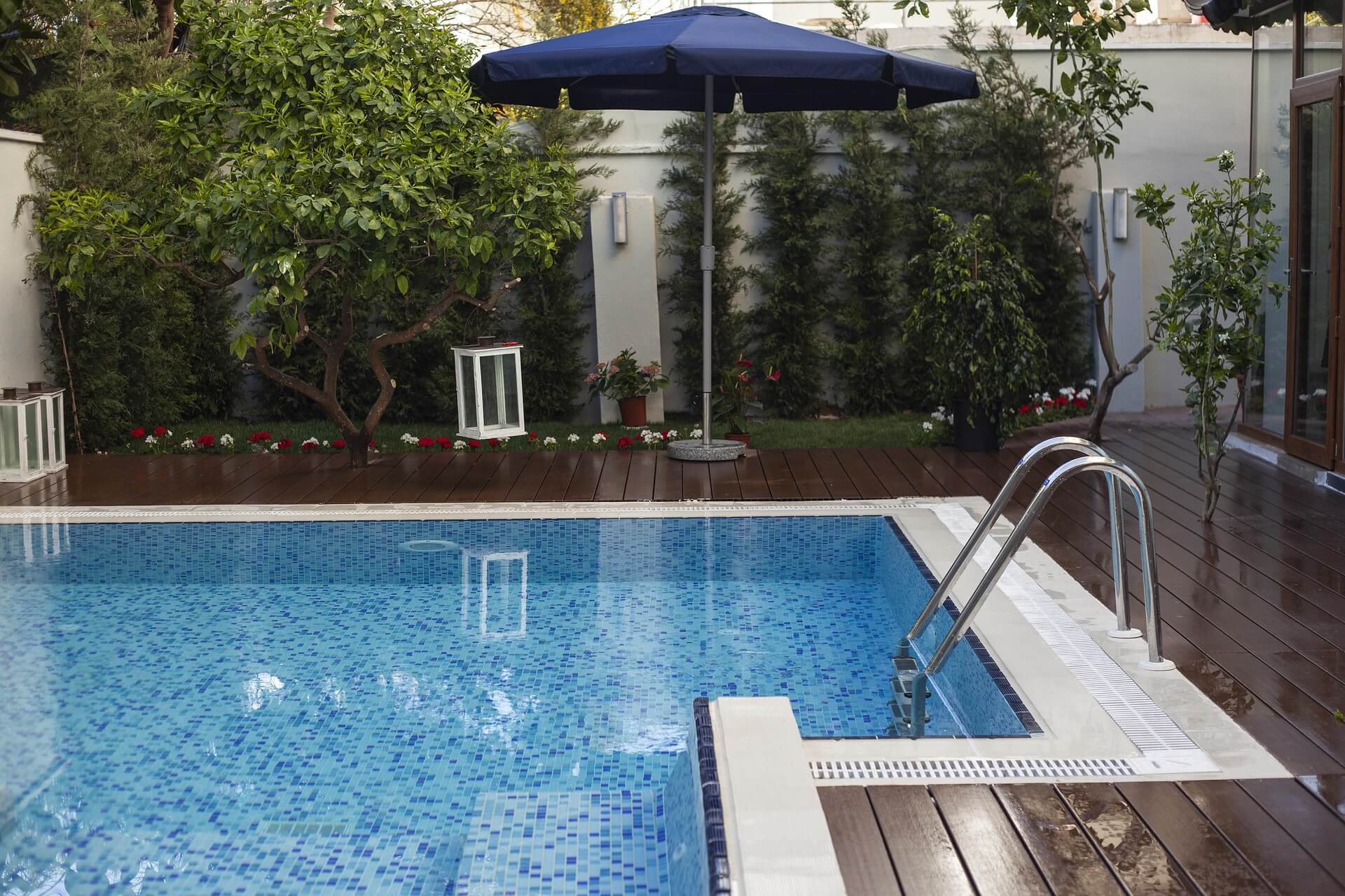 Folder of Spanish renovation invoices and receipts